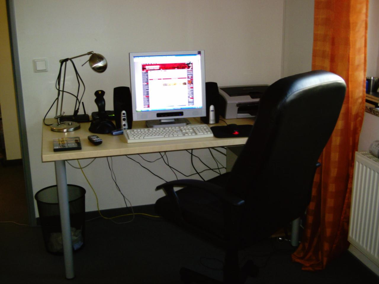 Schreibtisch mit PC