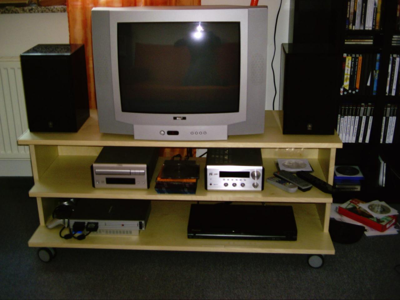 TV Bank mit Fernseher, HiFi Anlage, DVD Player und PS2
