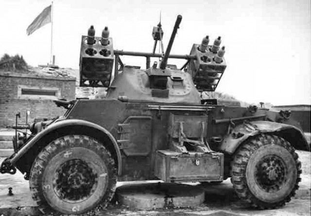 Can-Staghound-RocketCarrier-RCAC-England1945-DennisBerkin.jp