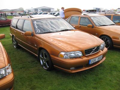 Volvo_V70R_AWD_(6073666554).thumb.jpg.65
