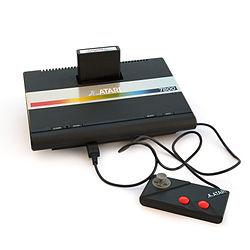 250px-Atari_7800_with_cartridge_and_controller.jpg.ac8056fd1c487b101921a5b36edff782.jpg